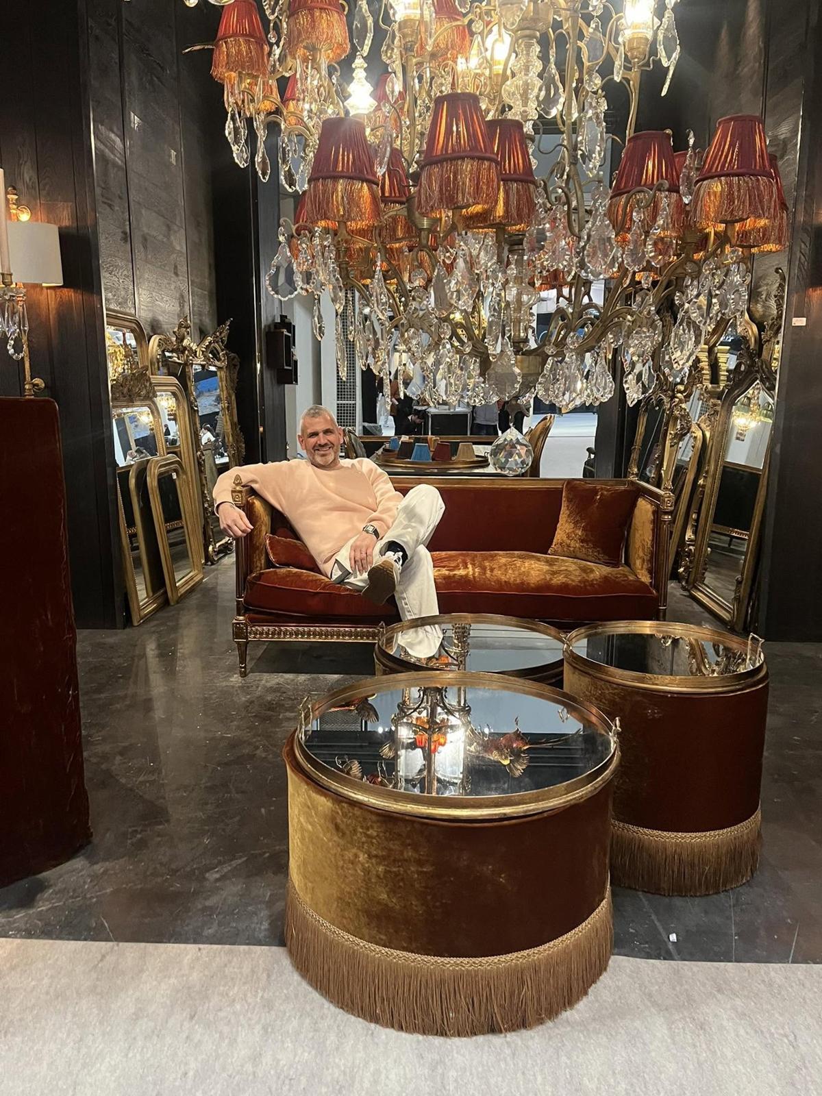 Marco Destefani tra velluti e lampadari di cristallo